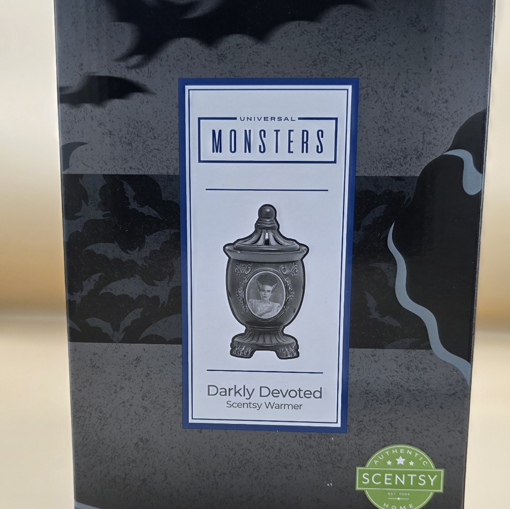 NIB Scentsy Universal Monsters Darkly Devoted Warmer
